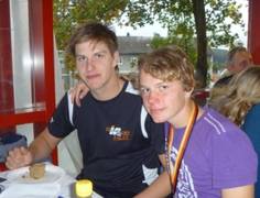 Nach dem Schwimmen wird der köstliche Kuchen verspeist.